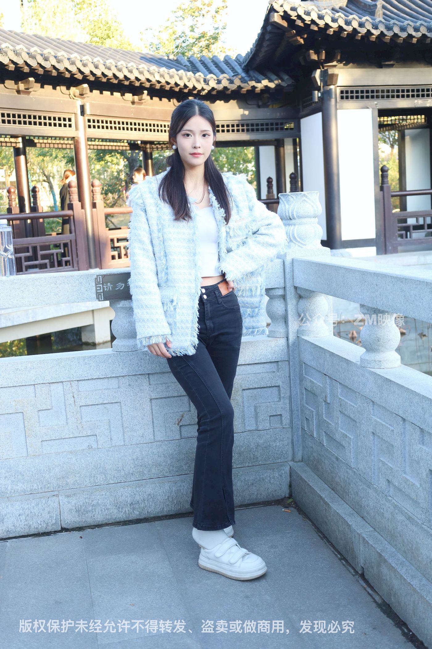 长发美女人面桃花园林序曲阳光写真