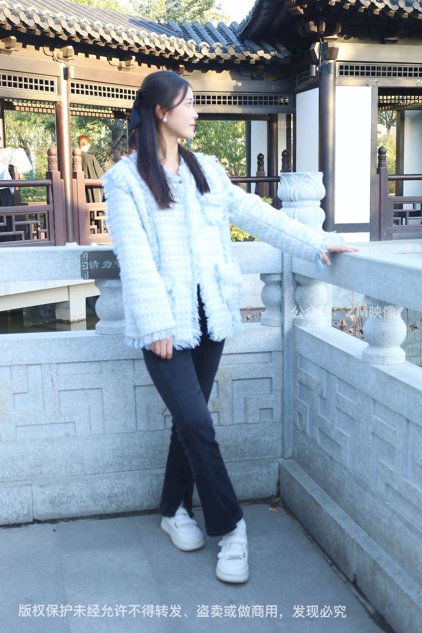 长发美女人面桃花园林序曲阳光写真