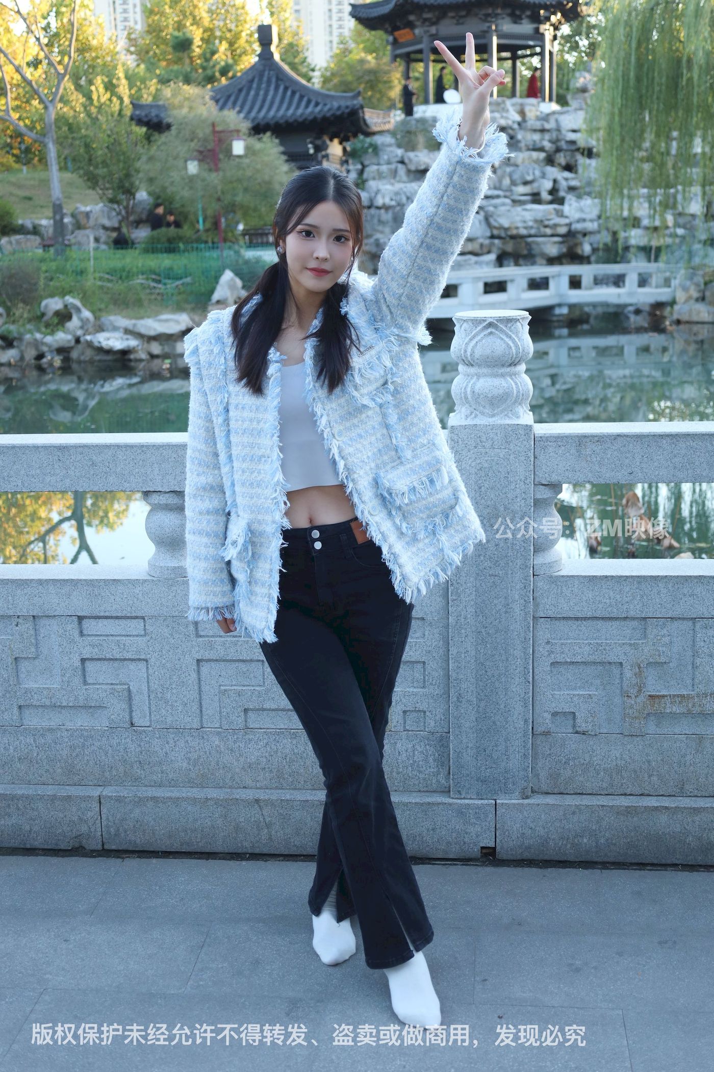 长发美女人面桃花园林序曲阳光写真
