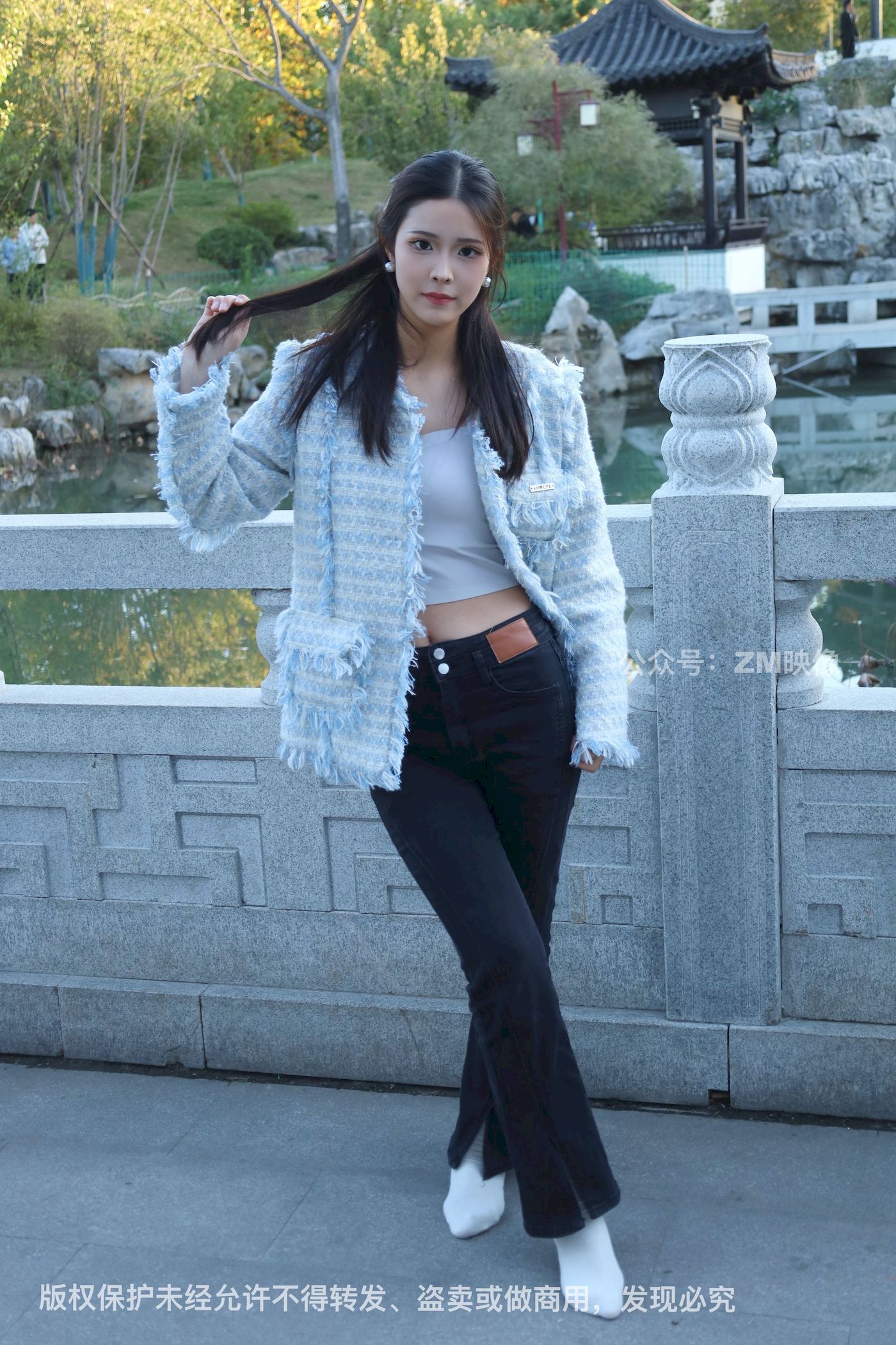 长发美女人面桃花园林序曲阳光写真