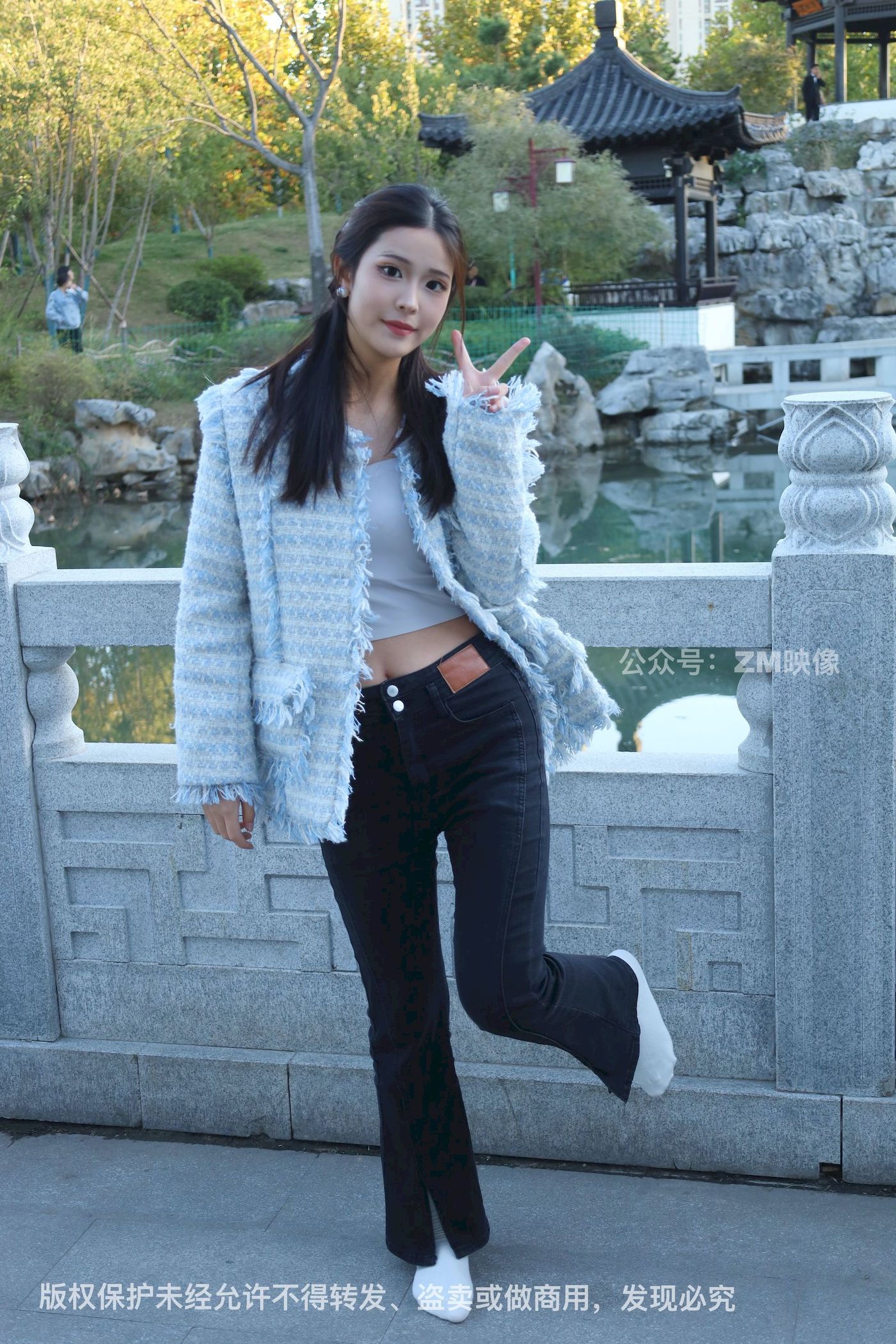 长发美女人面桃花园林序曲阳光写真