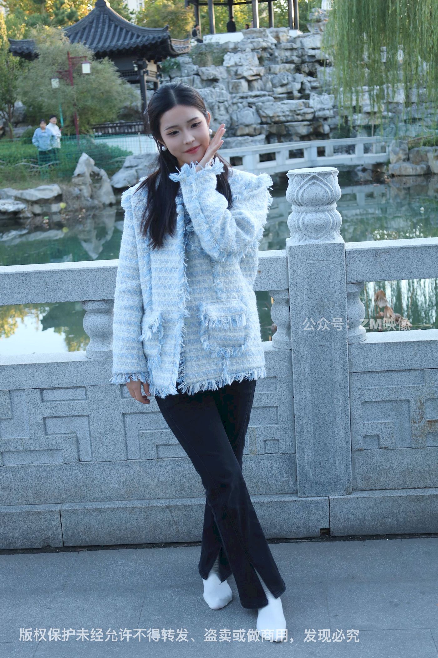 长发美女人面桃花园林序曲阳光写真