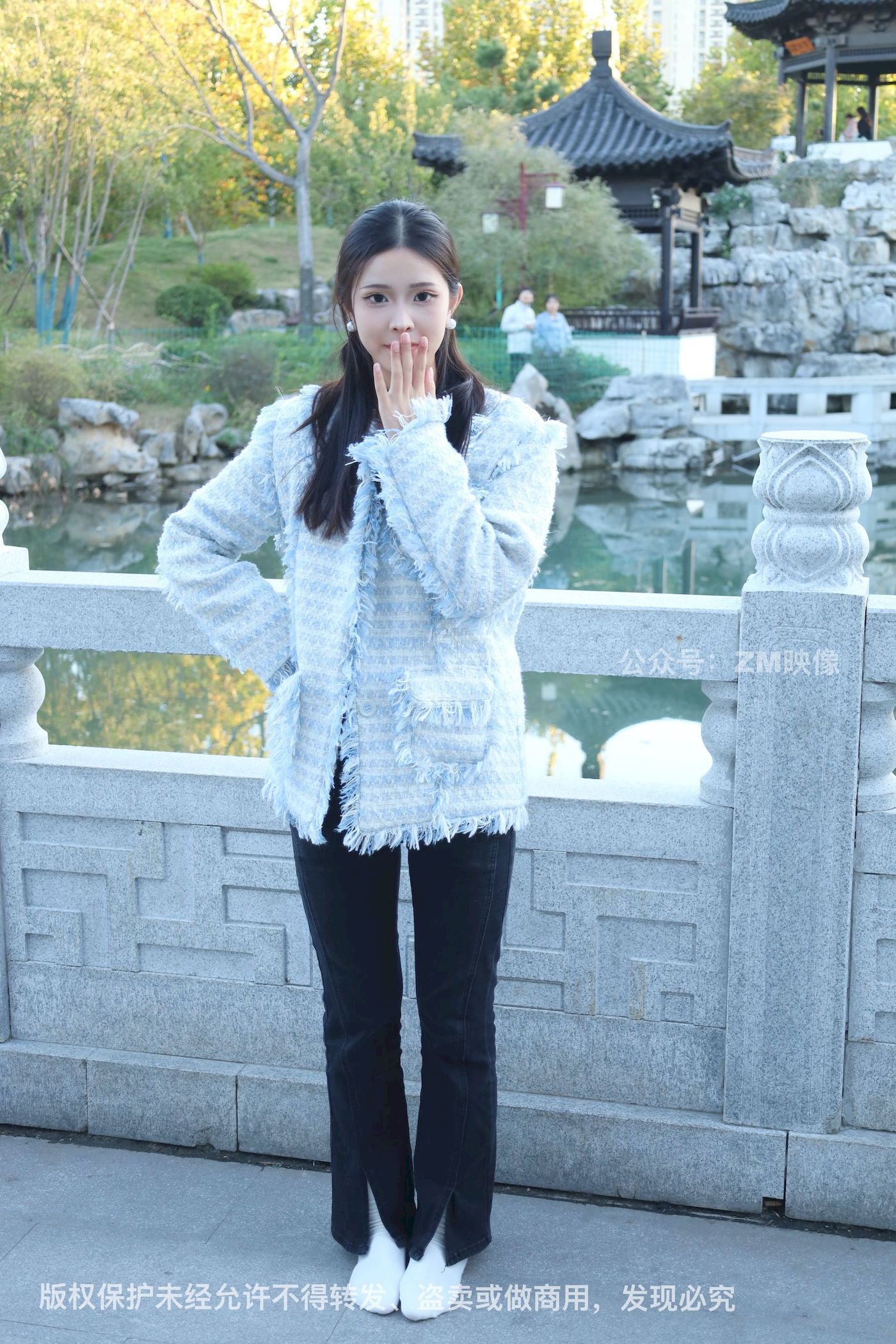 长发美女人面桃花园林序曲阳光写真
